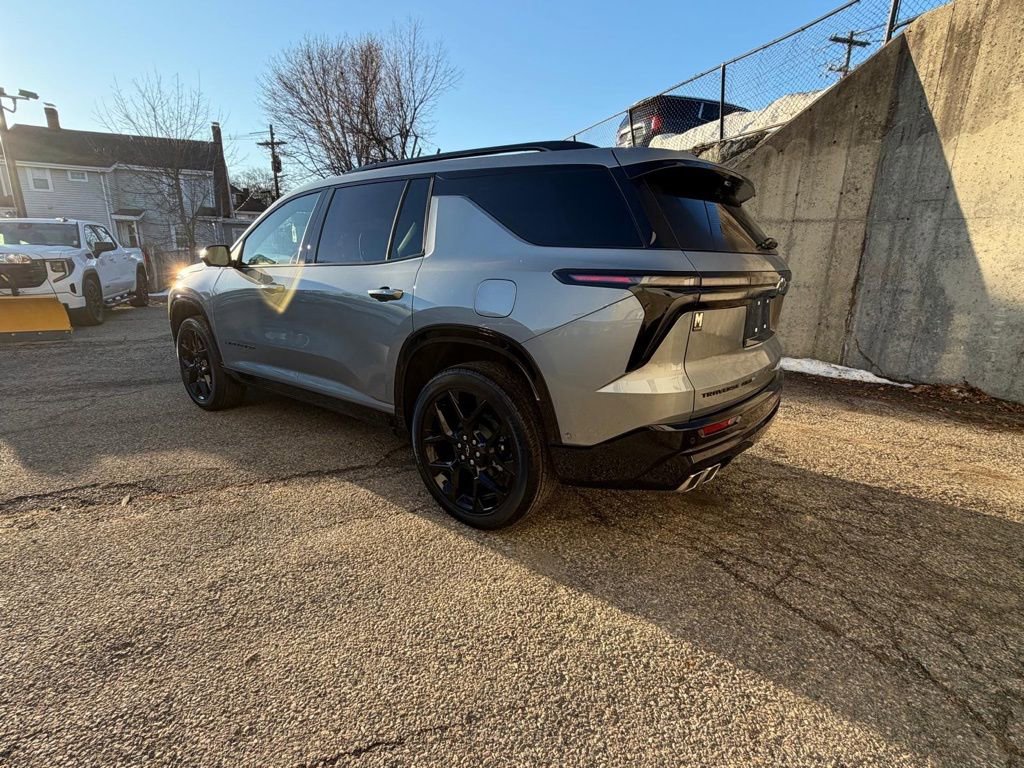 Used 2025 Chevrolet Traverse RS image 3