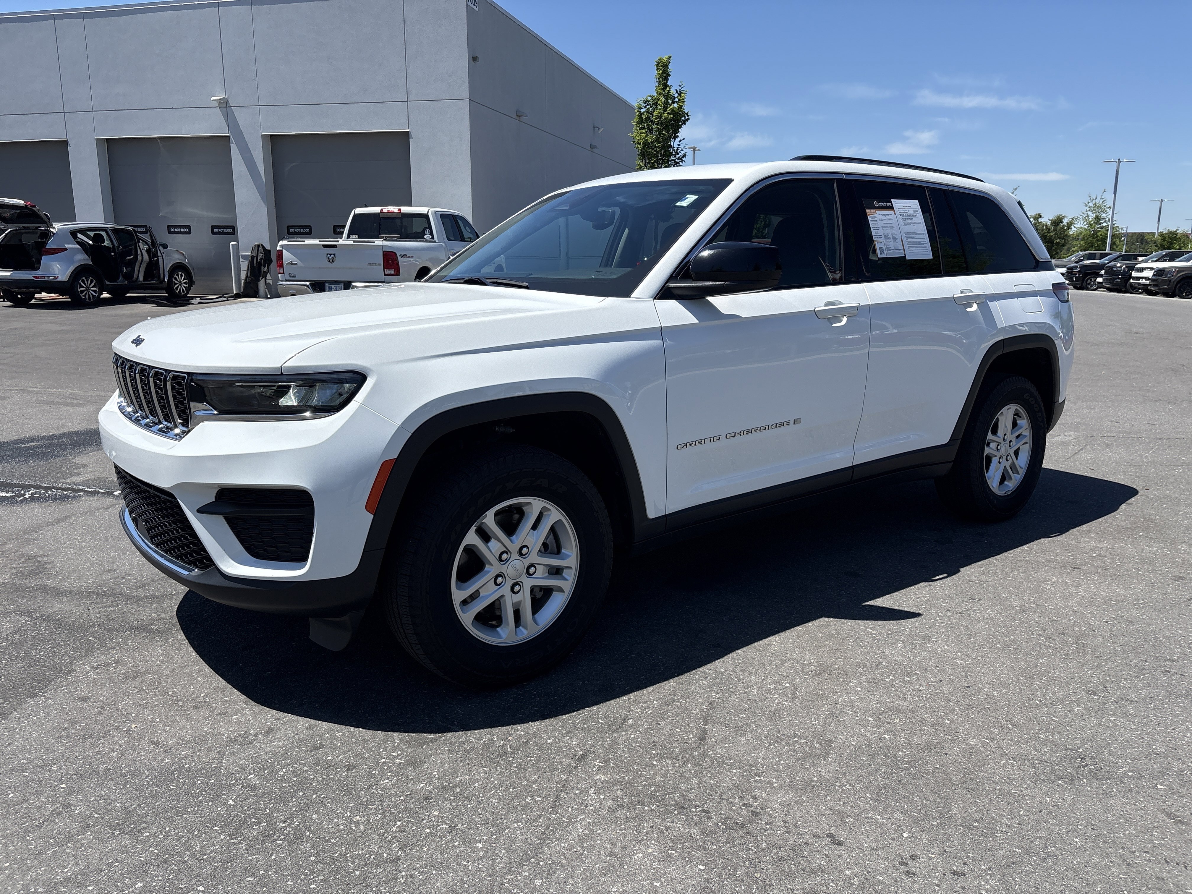 Certified 2023 Jeep Grand Cherokee Laredo RWD image 5