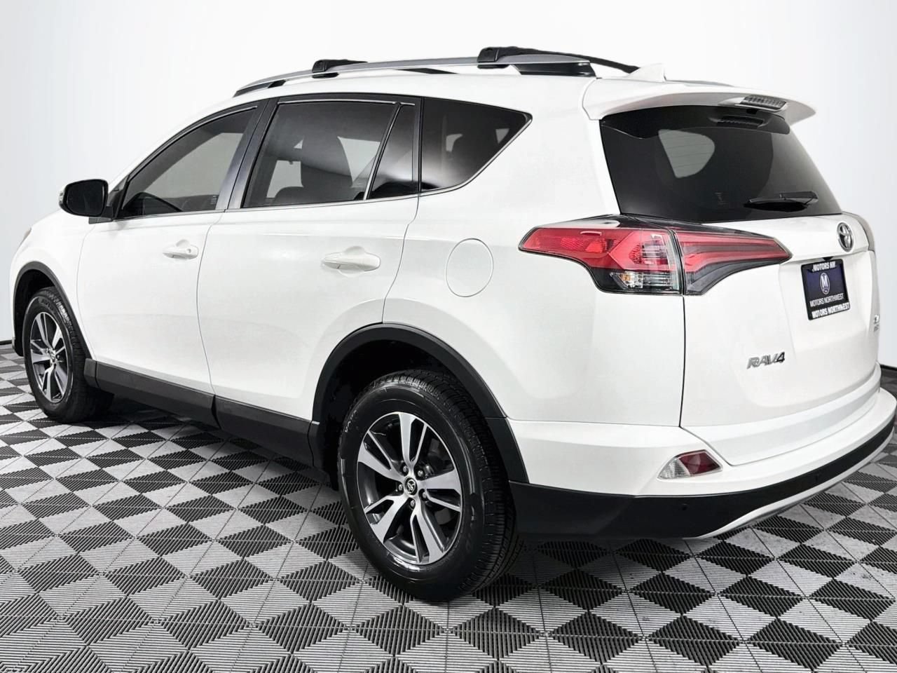 Used 2017 Toyota RAV4 XLE AWD/4WD image 8