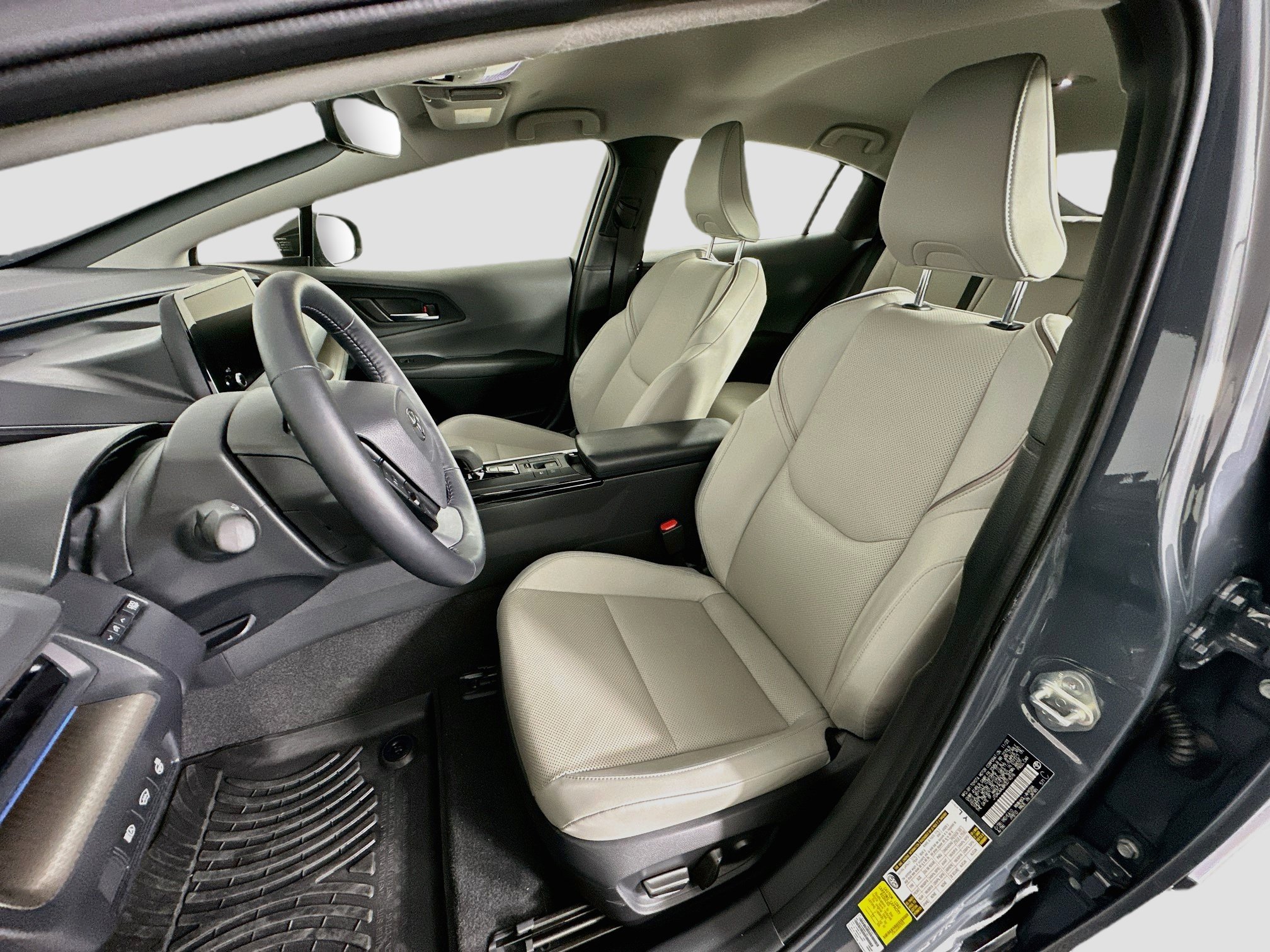 Used 2024 Toyota Prius XLE FWD image 13