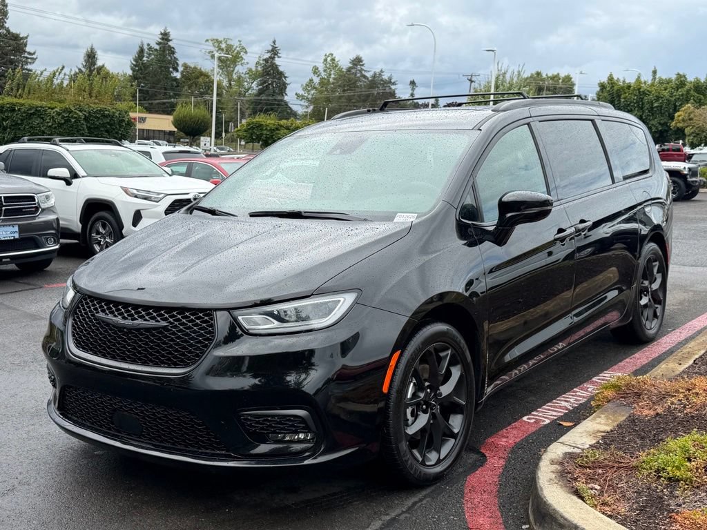 Used 2025 Chrysler Pacifica Limited FWD image 4