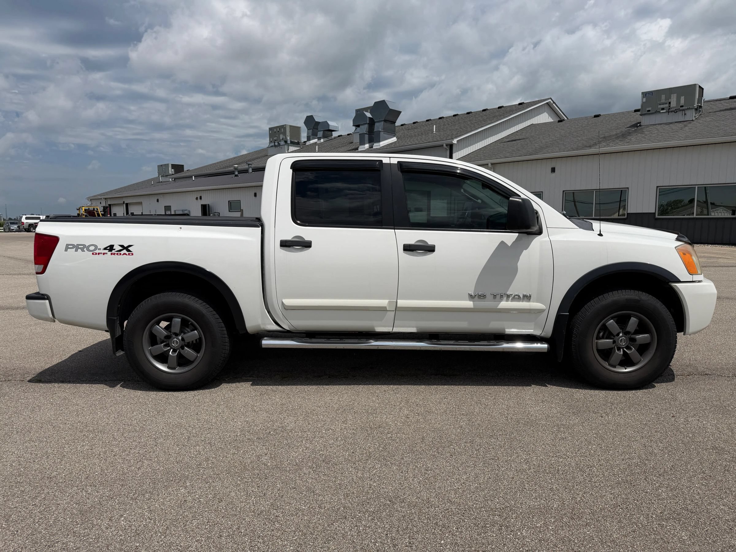 Used 2011 Nissan Titan 4x4 Crew Cab image 8