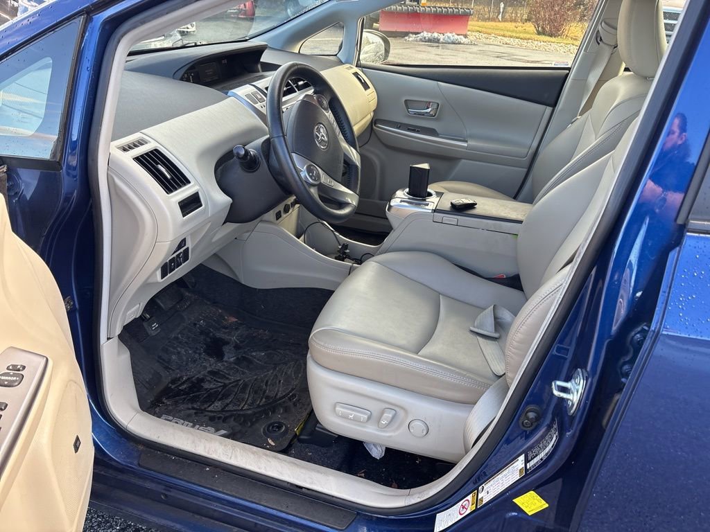 Used 2017 Toyota Prius V Five image 10
