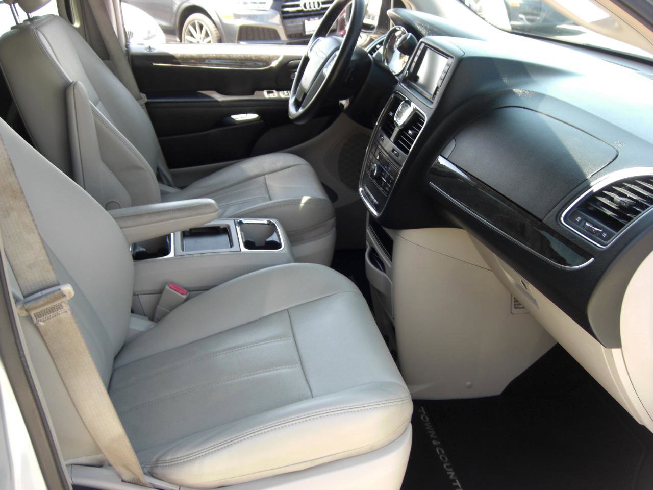 Used 2013 Chrysler Town & Country Touring FWD image 19