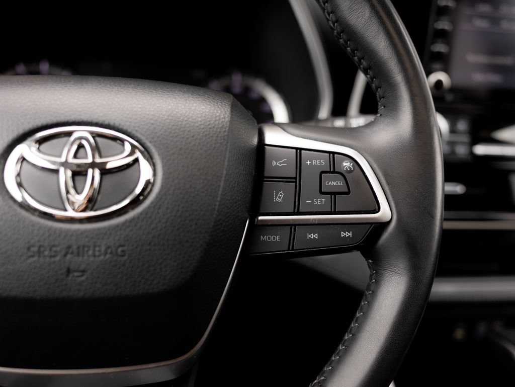 Used 2022 Toyota Highlander XLE AWD/4WD image 15