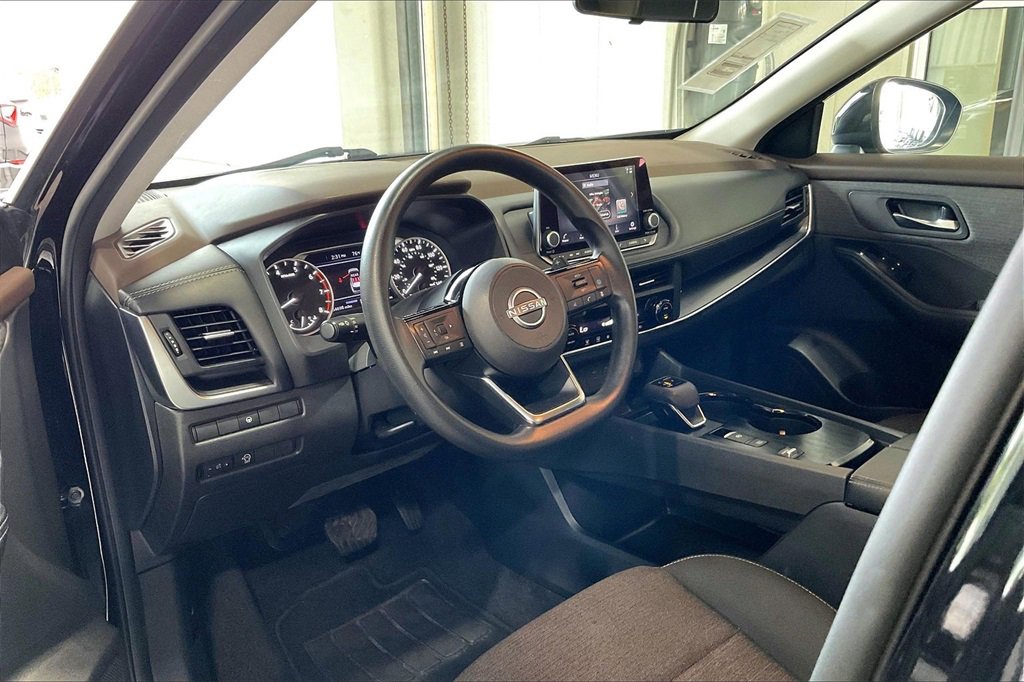 Used 2023 Nissan Rogue SV image 4