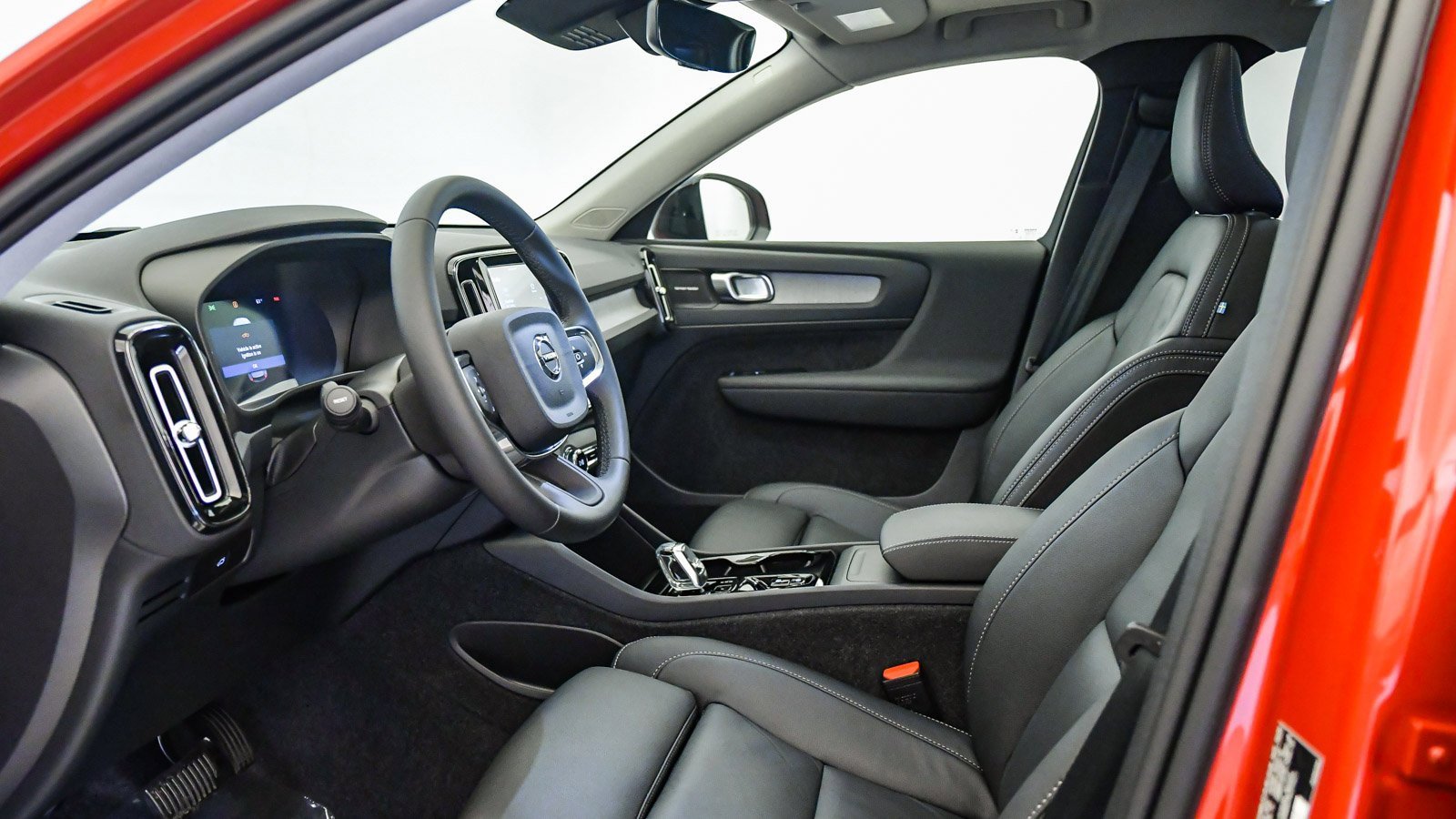 Certified 2025 Volvo XC40 B5 Ultra w/ Climate Package image 19