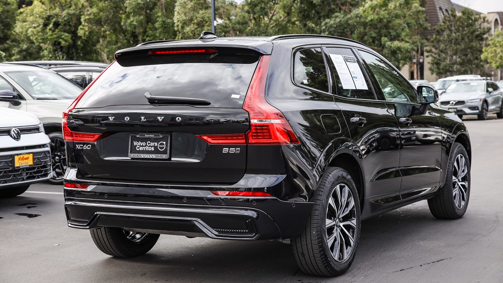 Used 2025 Volvo XC60 B5 Plus image 9