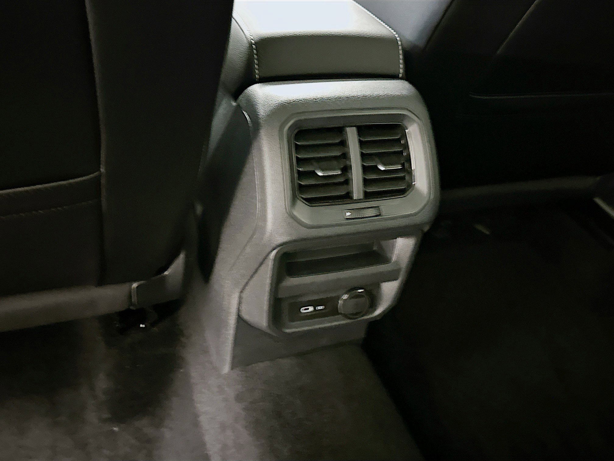 Used 2022 Volkswagen Tiguan SE image 29