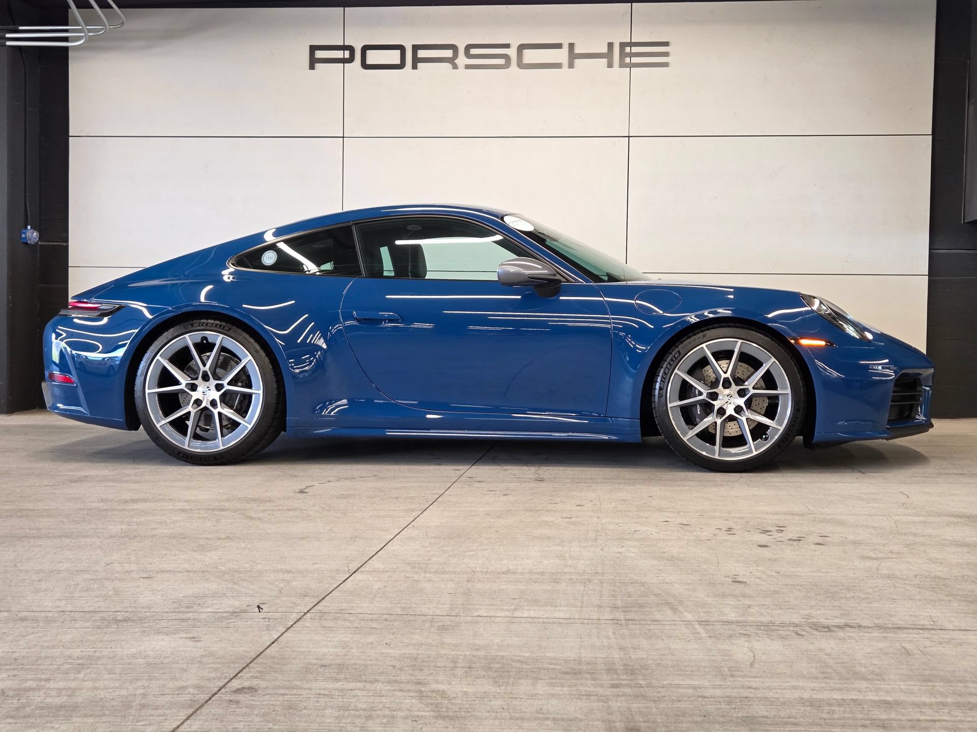 Certified 2025 Porsche 911 Carrera T RWD image 29