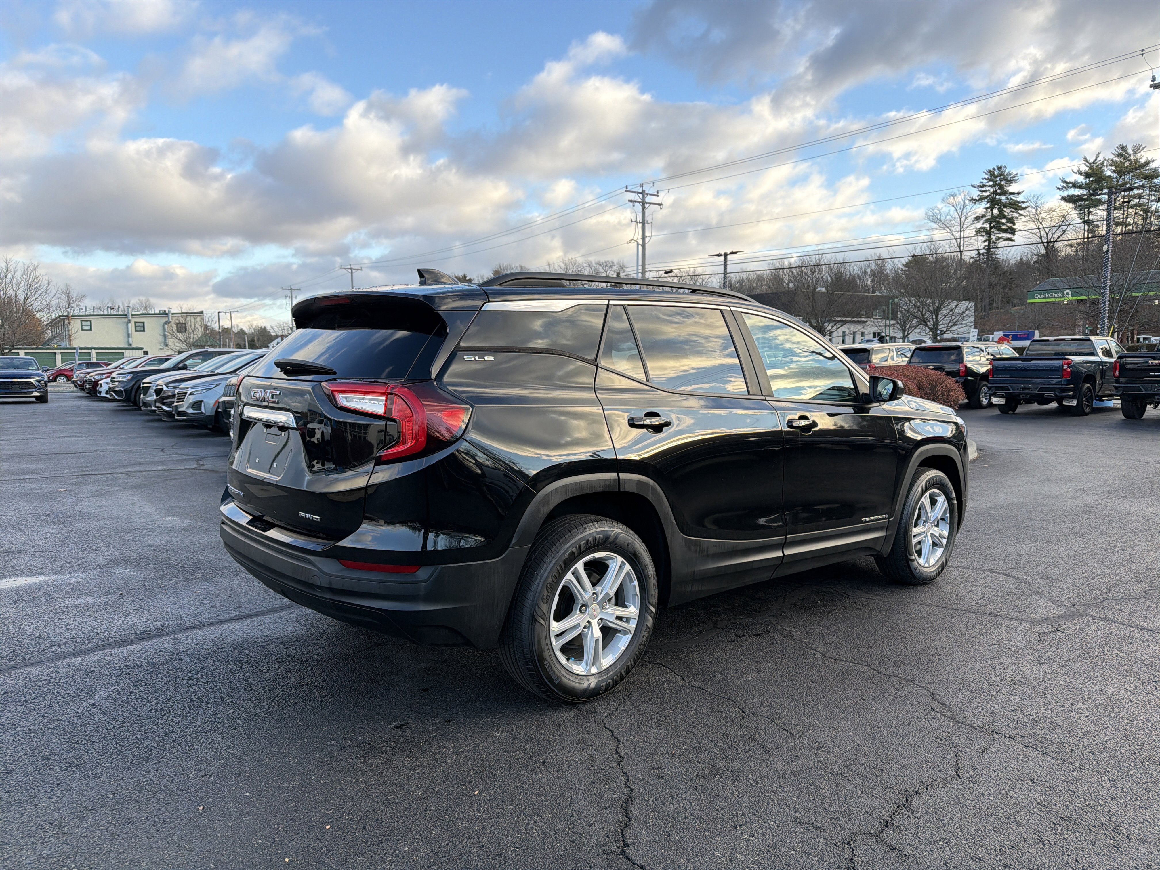 Used 2022 GMC Terrain SLE w/ Driver Convenience Package image 6