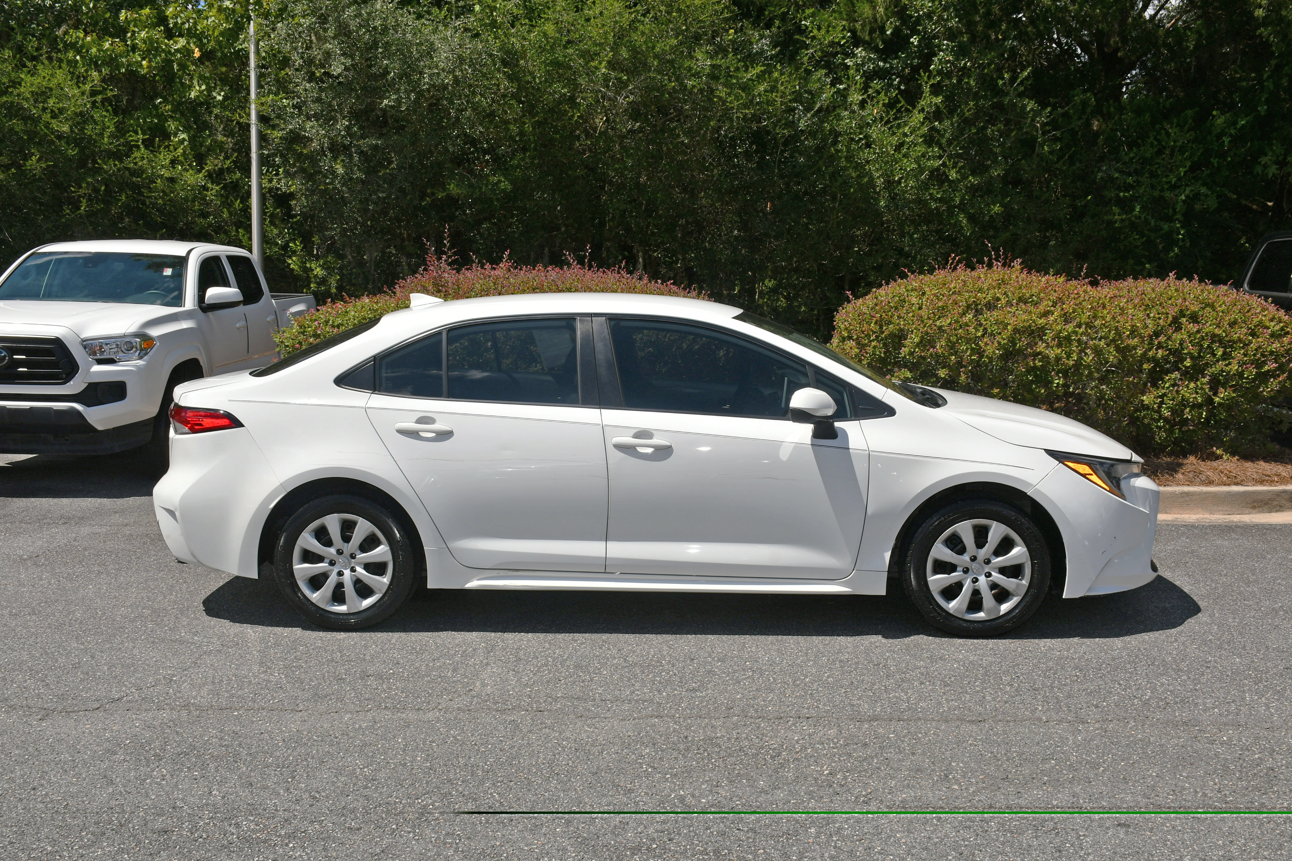 Used 2020 Toyota Corolla LE FWD image 5