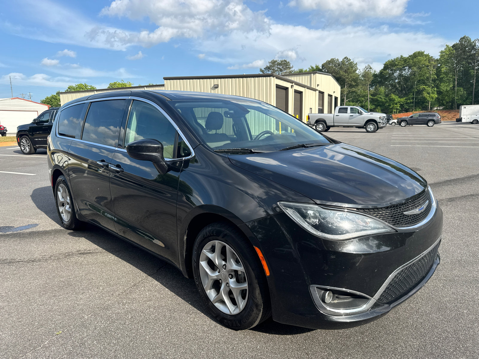 Used 2019 Chrysler Pacifica Touring Plus w/ Tire & Wheel Group FWD image 3
