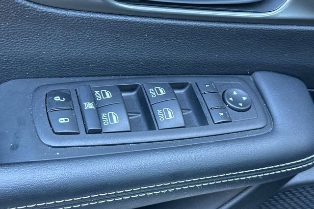 Used 2025 Chrysler Pacifica Select image 12