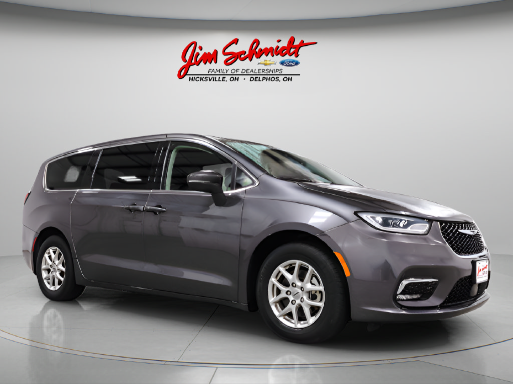 Used 2023 Chrysler Pacifica Touring-L FWD image 1