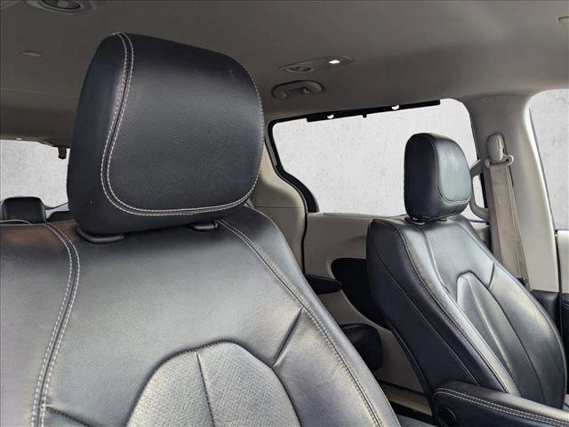 Used 2022 Chrysler Pacifica Touring-L image 14