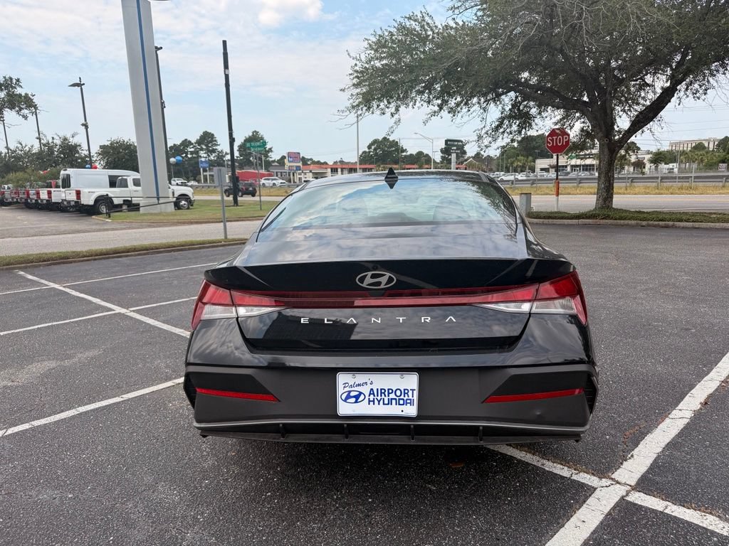 Used 2026 Hyundai Elantra SE FWD image 9