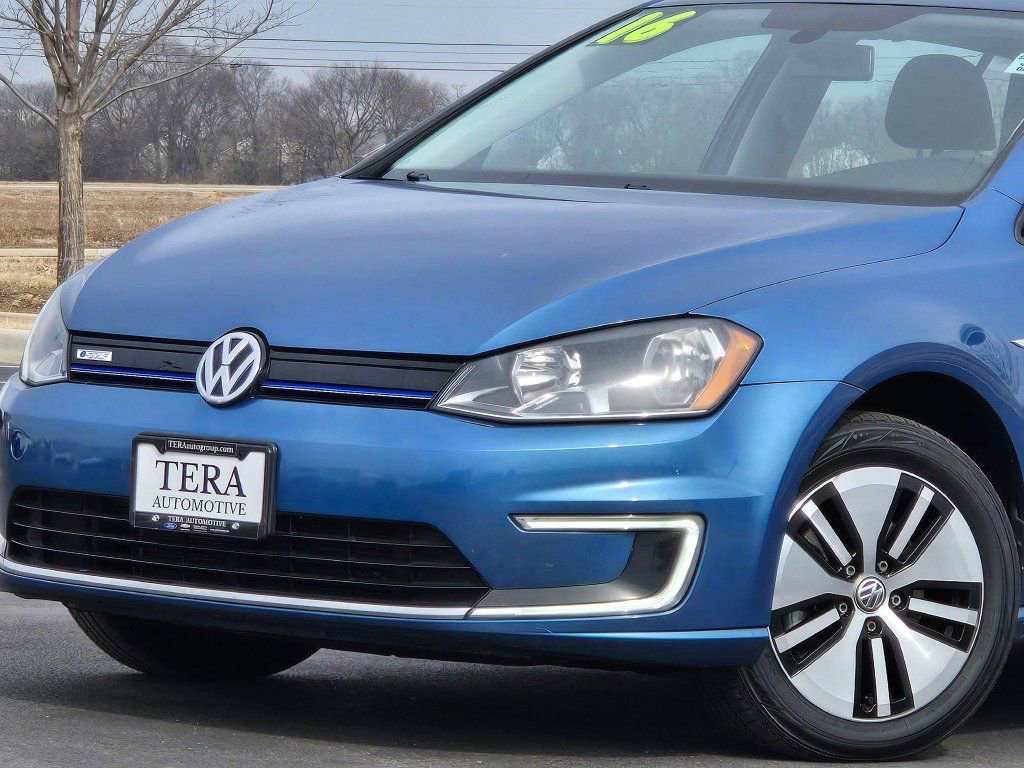 Used 2016 Volkswagen e-Golf SE w/ DC Fast Charging Package image 2
