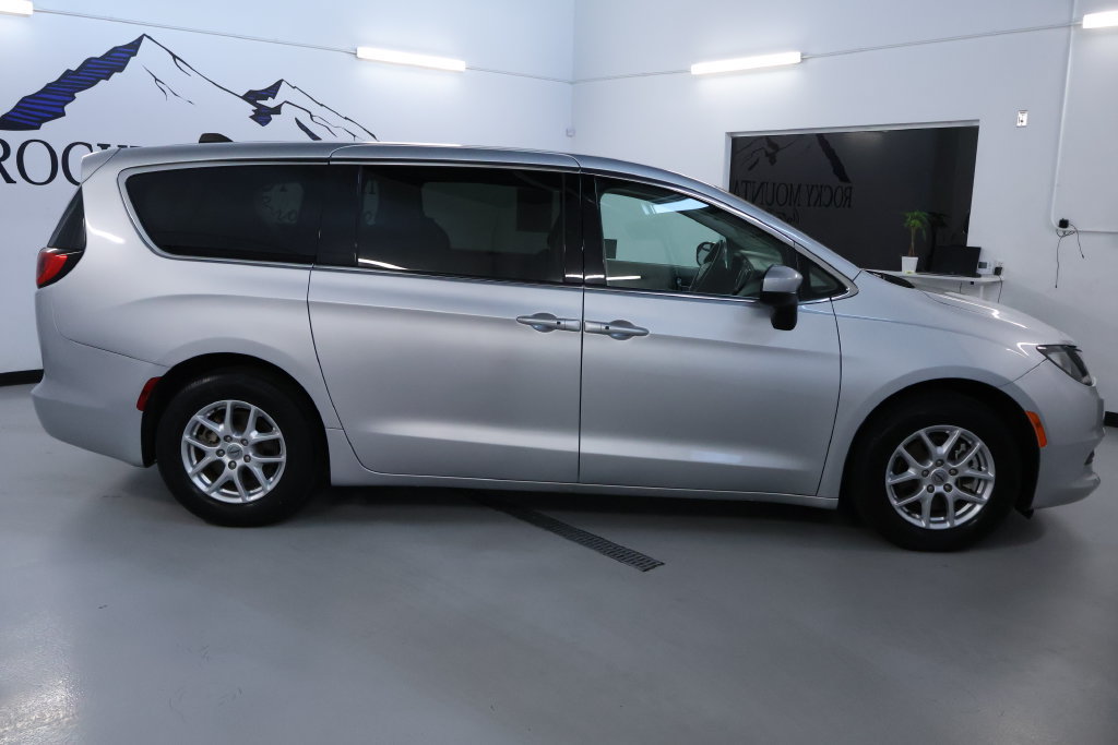 Used 2023 Chrysler Voyager LX FWD image 8