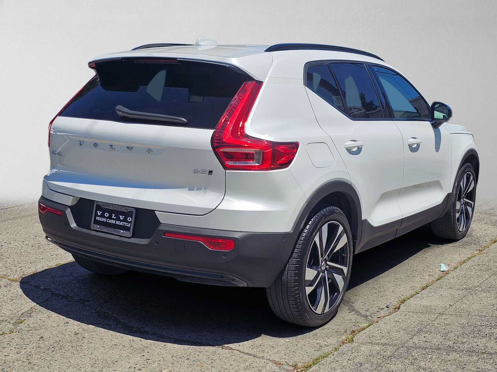 Certified 2023 Volvo XC40 B5 Plus w/ Protection Package Premier AWD/4WD image 3
