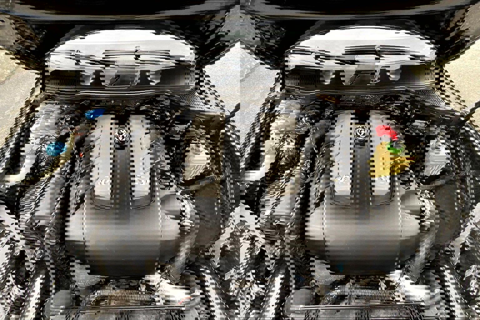 Used 2016 Volkswagen Touareg Sport image 9