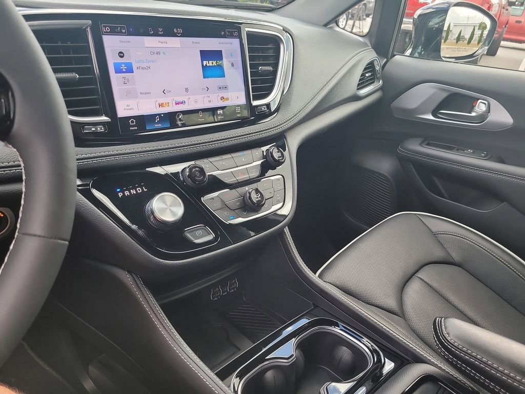 Used 2025 Chrysler Pacifica Premium image 20