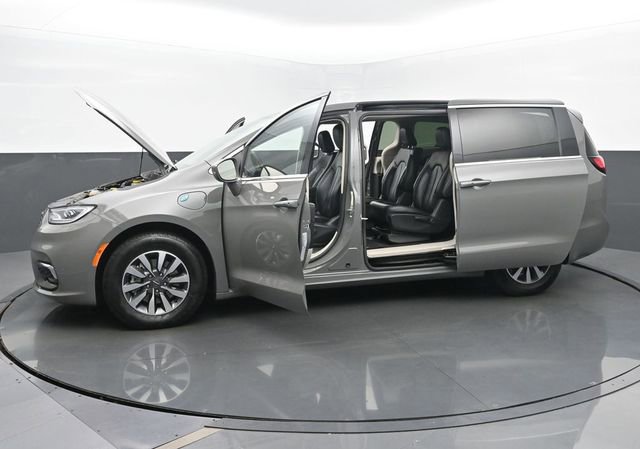 Used 2022 Chrysler Pacifica Touring-L image 47