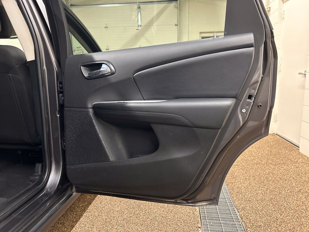 Used 2020 Dodge Journey SE w/ Blacktop Package FWD image 17