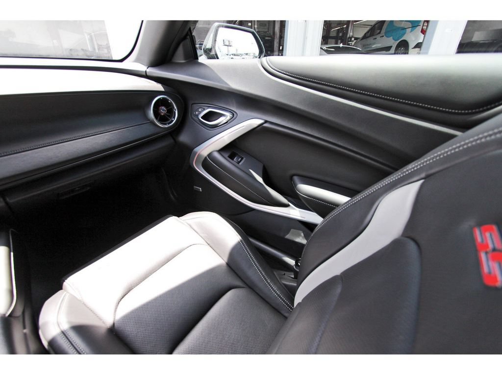 Used 2016 Chevrolet Camaro SS RWD image 11