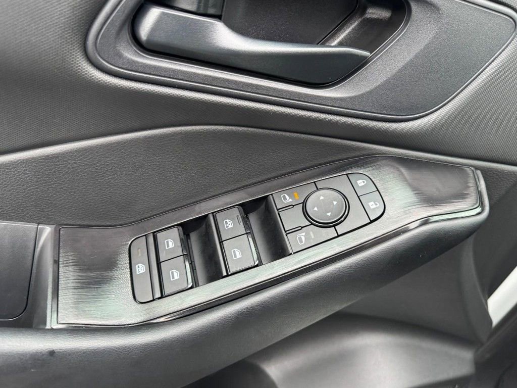 Used 2025 Nissan Rogue S image 15