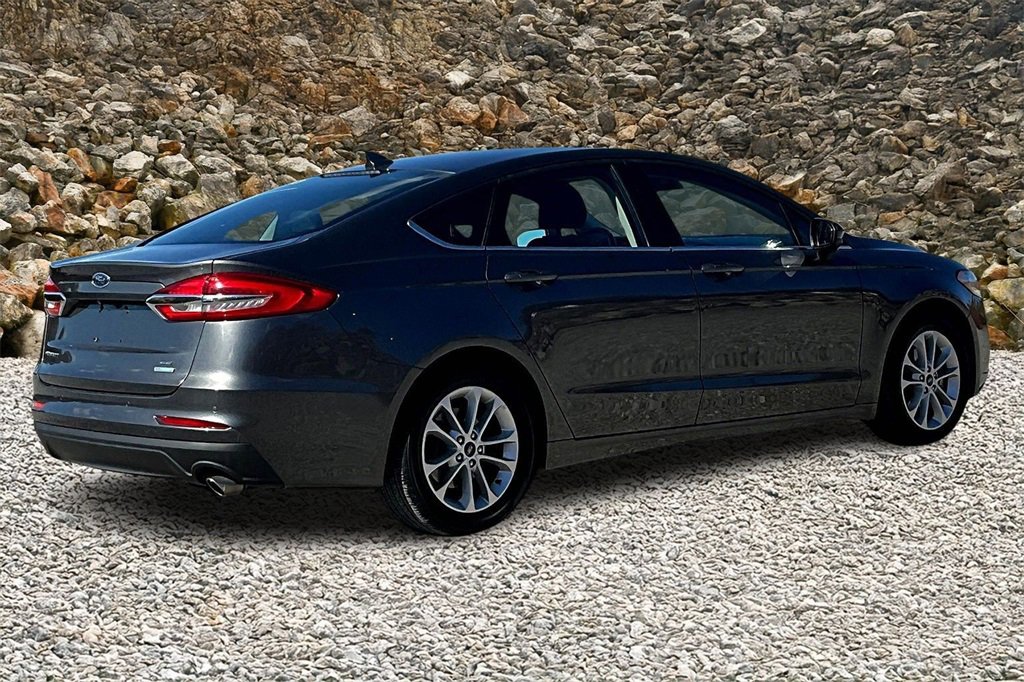 Used 2019 Ford Fusion SE image 2