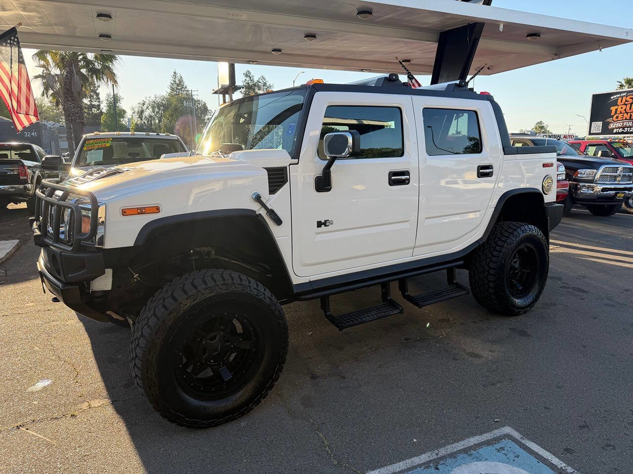 Used 2005 HUMMER H2 SUT w/ Preferred Equipment Group image 3