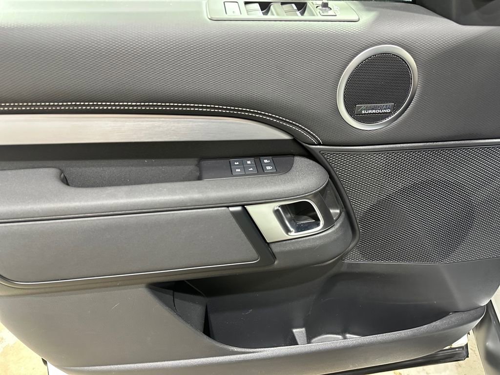 Used 2024 Land Rover Discovery Dynamic SE image 19