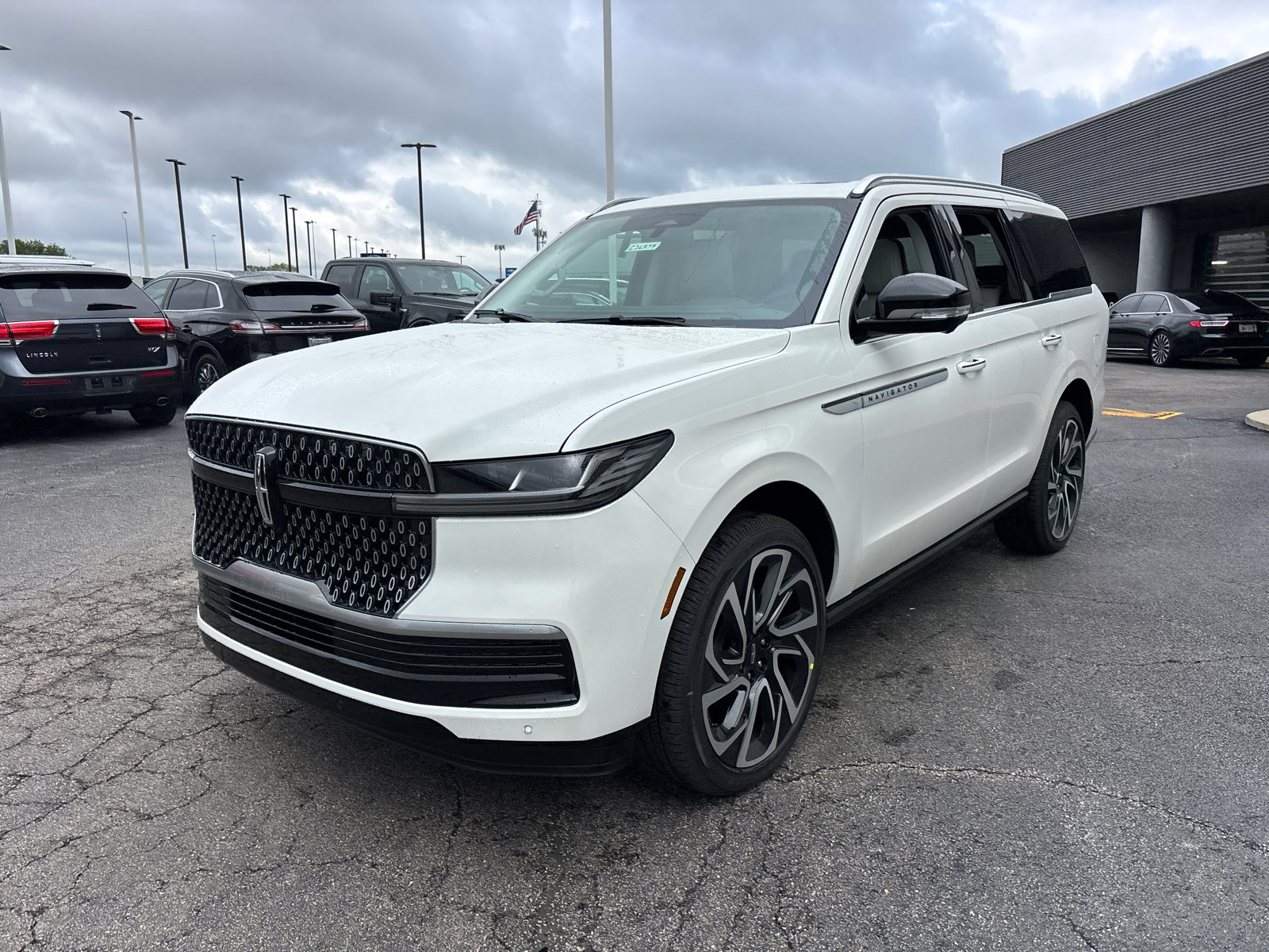 New 2026 Lincoln Navigator Reserve AWD/4WD image 3