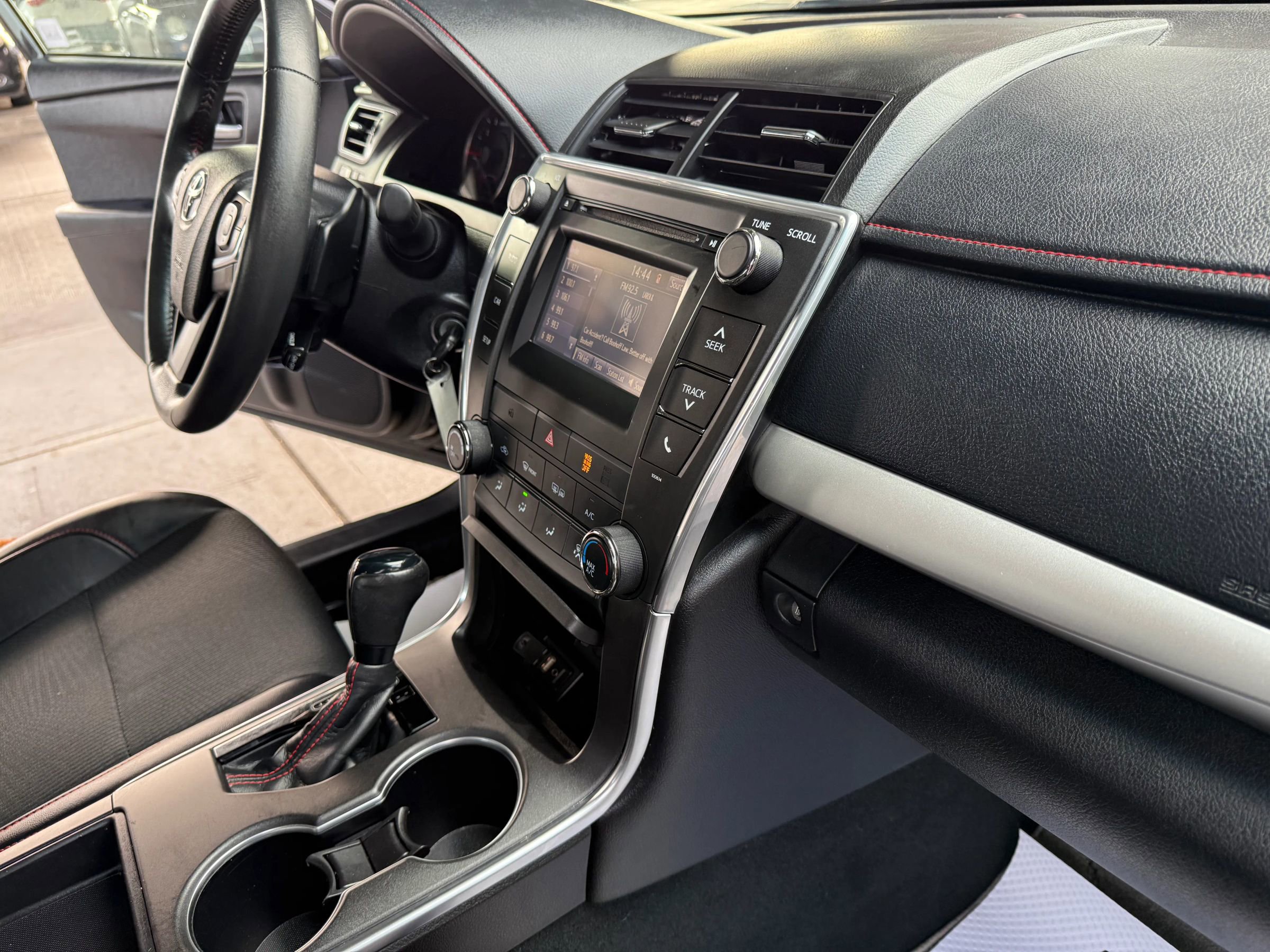 Used 2017 Toyota Camry SE image 23
