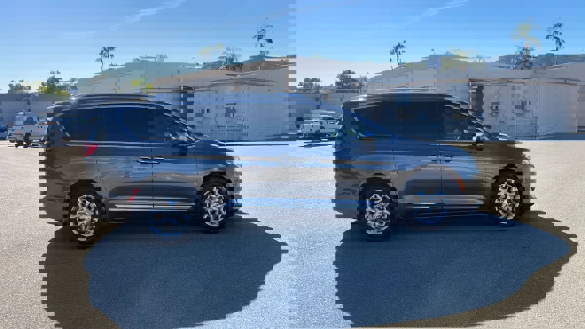 Used 2020 Chrysler Pacifica Limited image 7