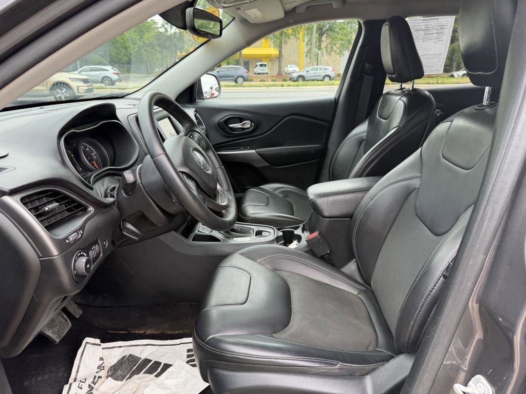 Used 2019 Jeep Cherokee Latitude Plus w/ Comfort/Convenience Group FWD image 10