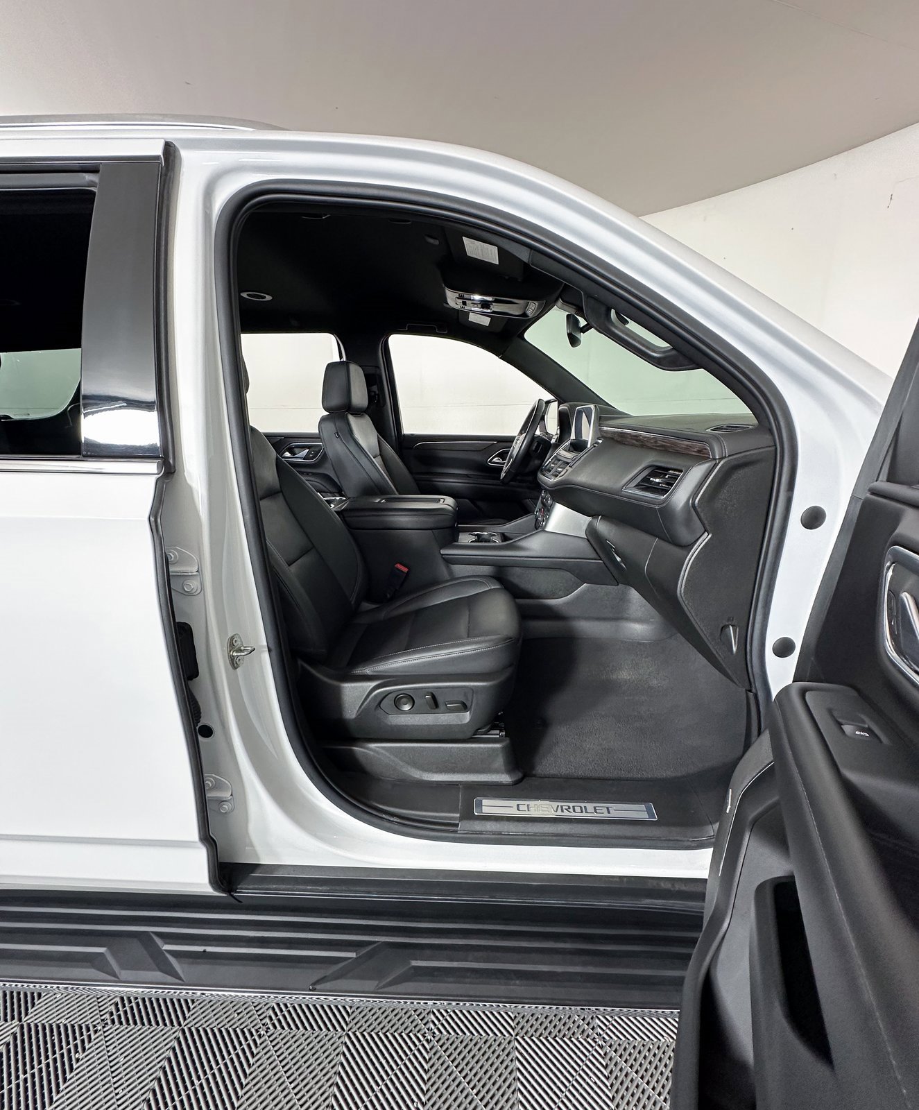 Used 2022 Chevrolet Tahoe LT w/ Luxury Package image 5
