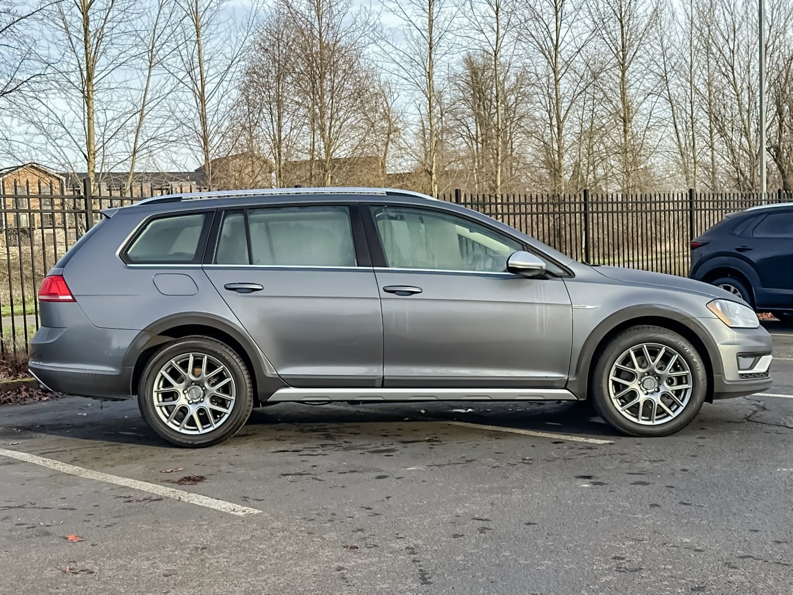 Used 2017 Volkswagen Golf Alltrack SE image 3