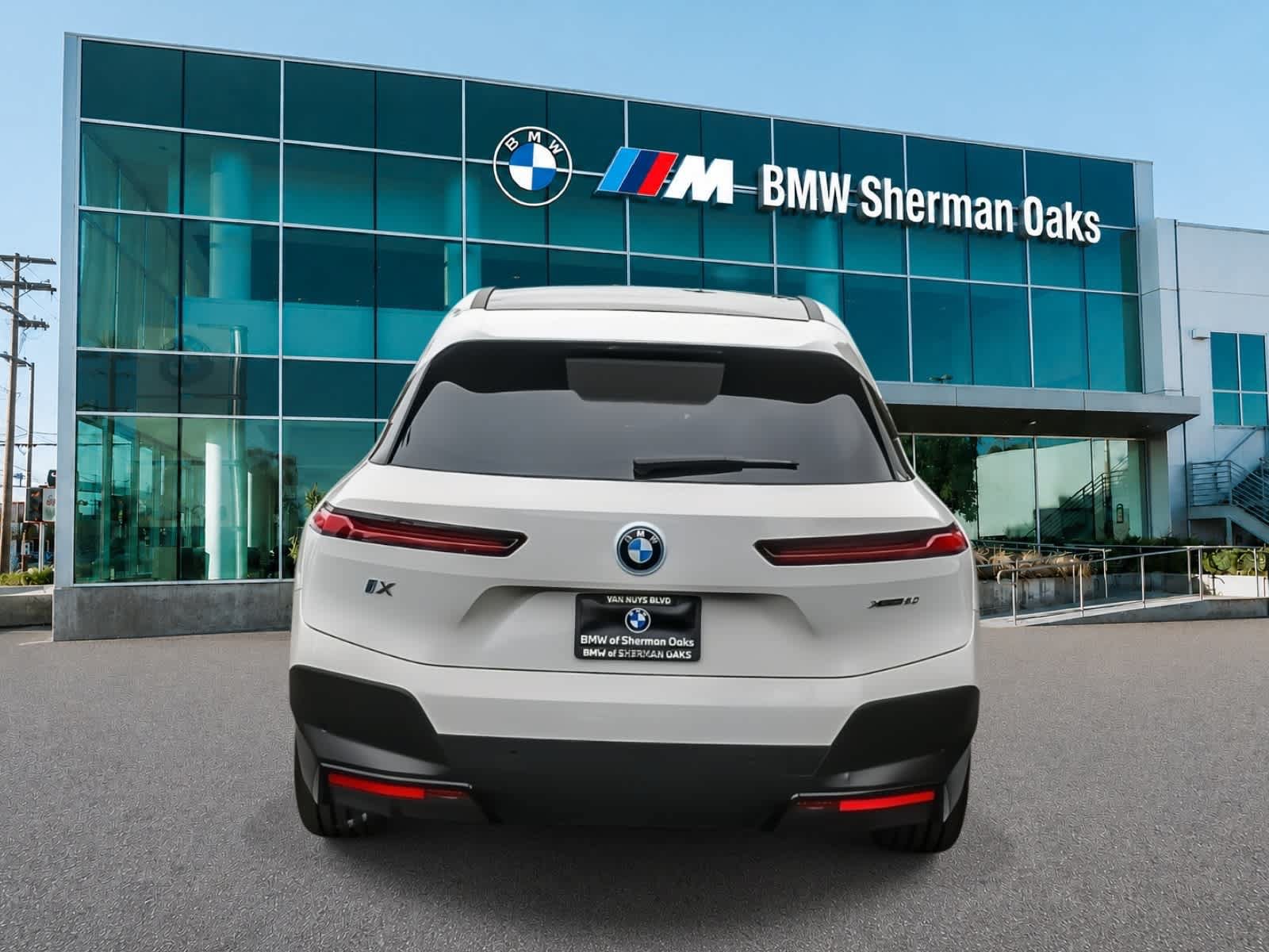 Used 2023 BMW iX xDrive50 w/ Convenience Package AWD/4WD image 5