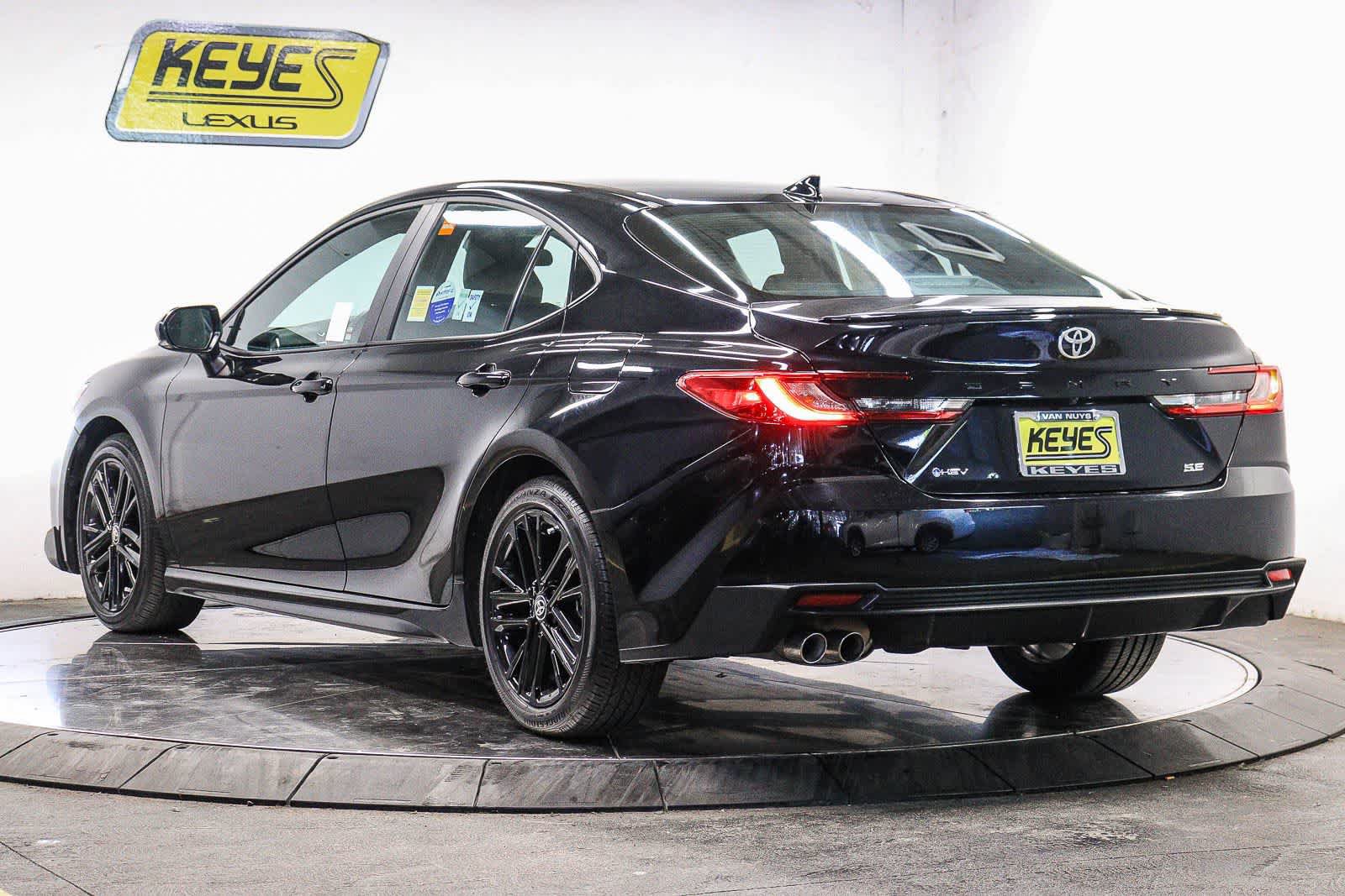 Used 2026 Toyota Camry SE FWD image 2