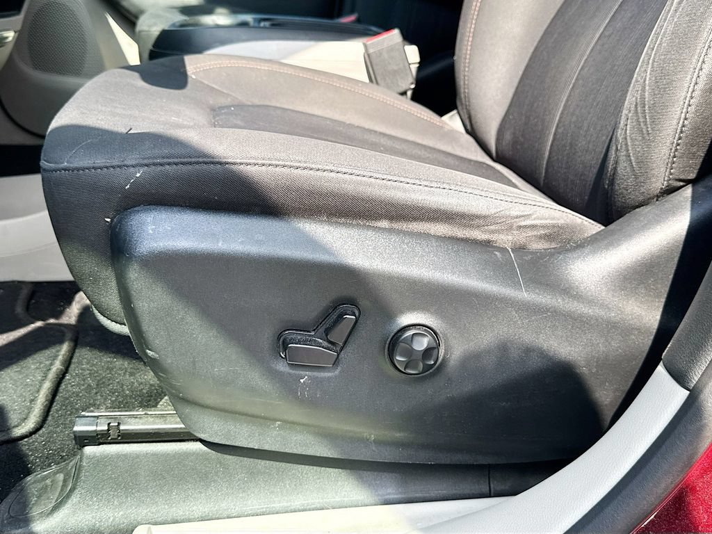 Used 2019 Chrysler Pacifica Touring Plus w/ Tire & Wheel Group FWD image 18
