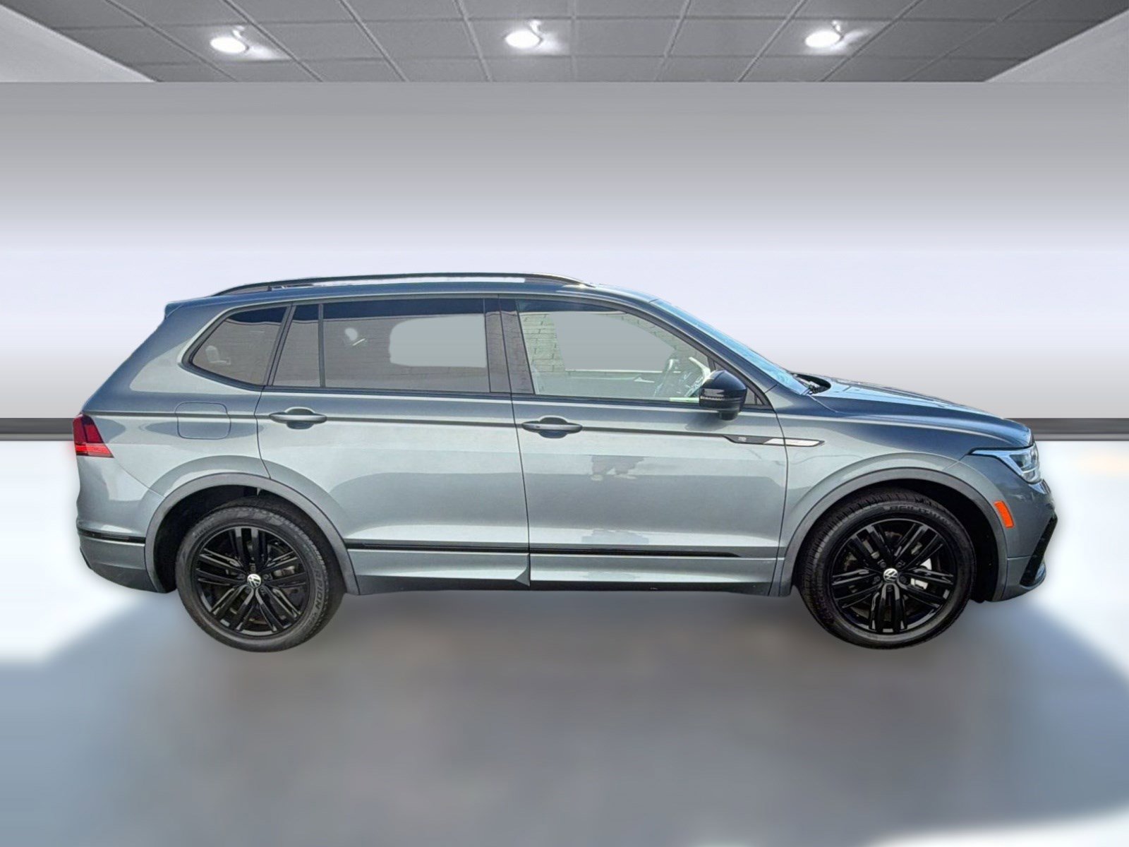 Used 2022 Volkswagen Tiguan SE R-Line FWD image 6