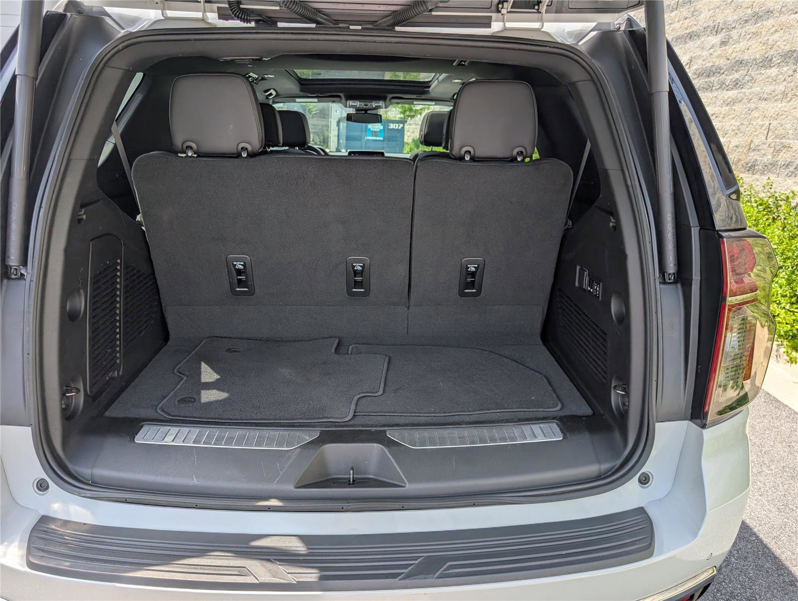 Used 2023 Chevrolet Tahoe Premier AWD/4WD image 14