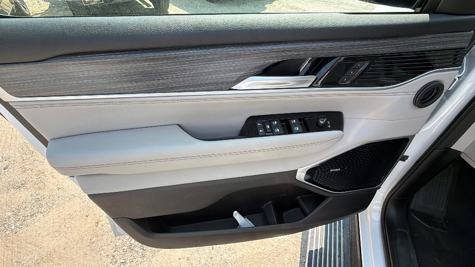 Used 2024 Jeep Wagoneer L Series III w/ Premium Group I image 14