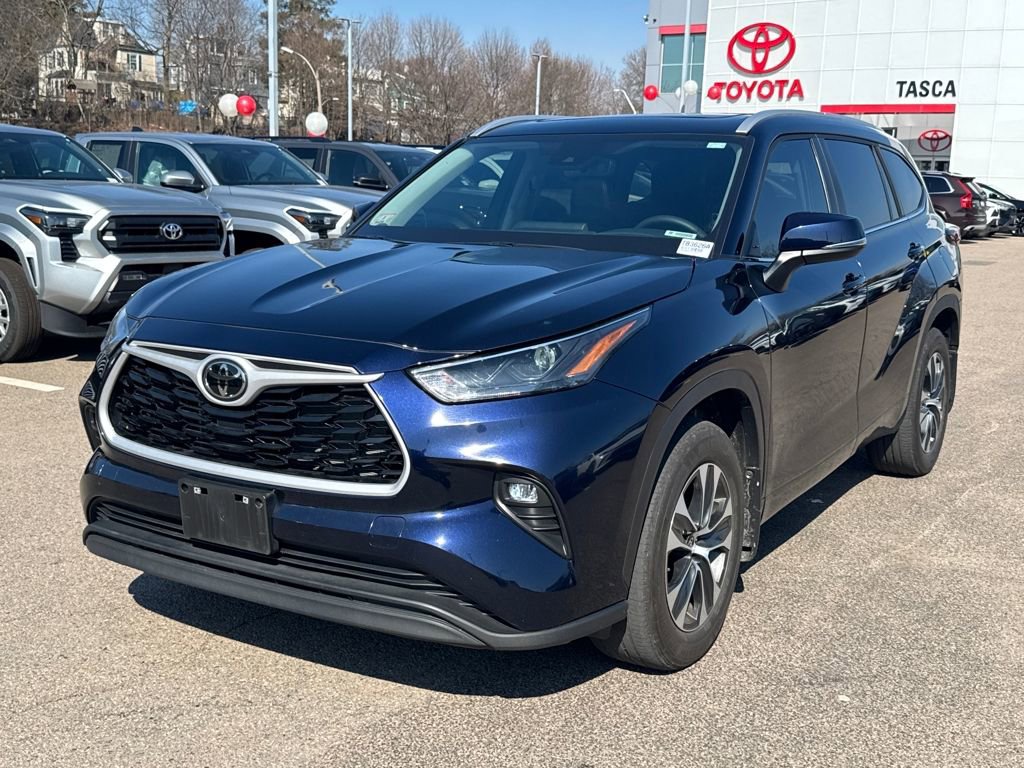 Used 2025 Toyota Highlander XLE image 3
