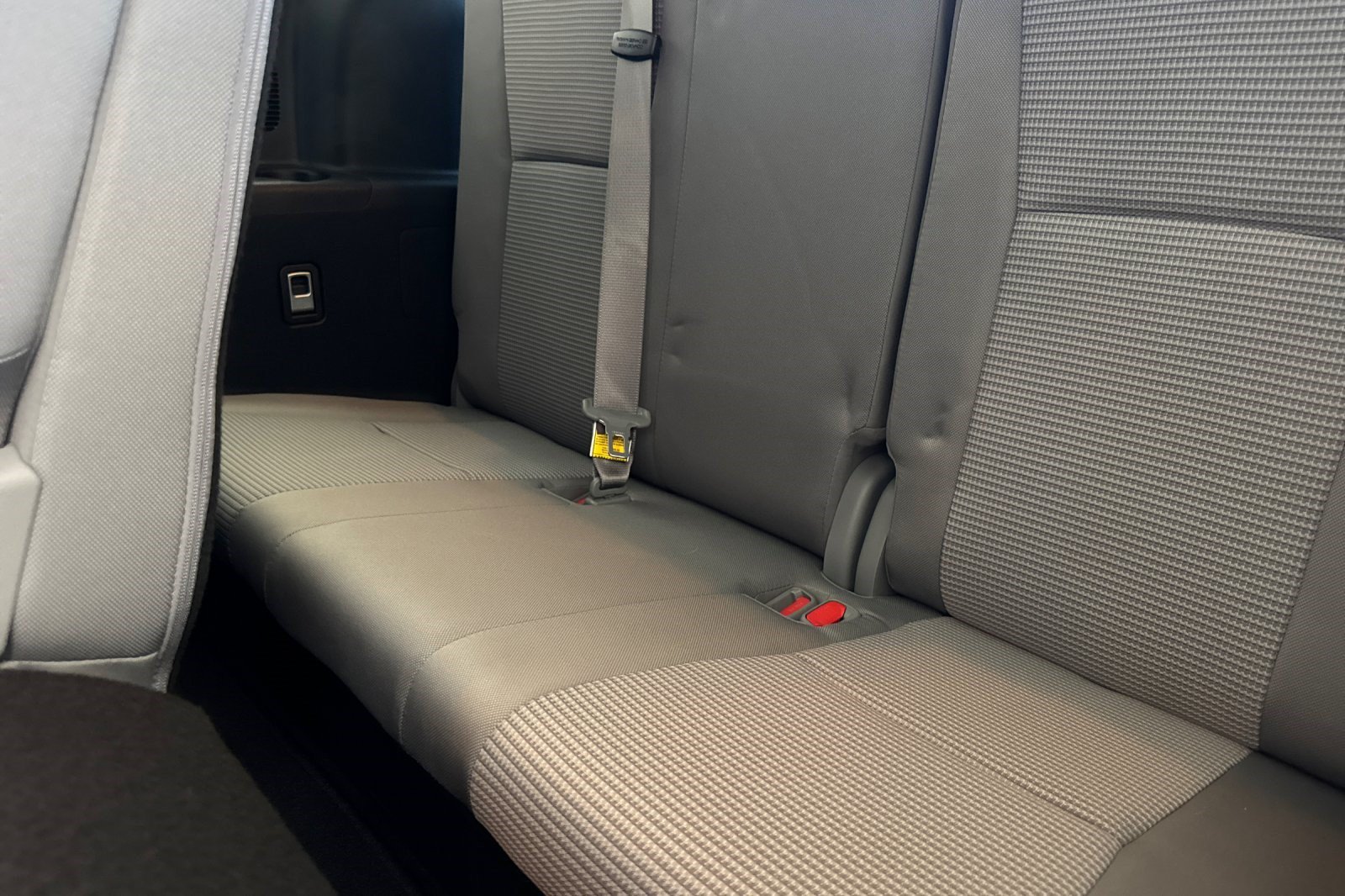 Used 2021 Toyota Highlander LE FWD image 34