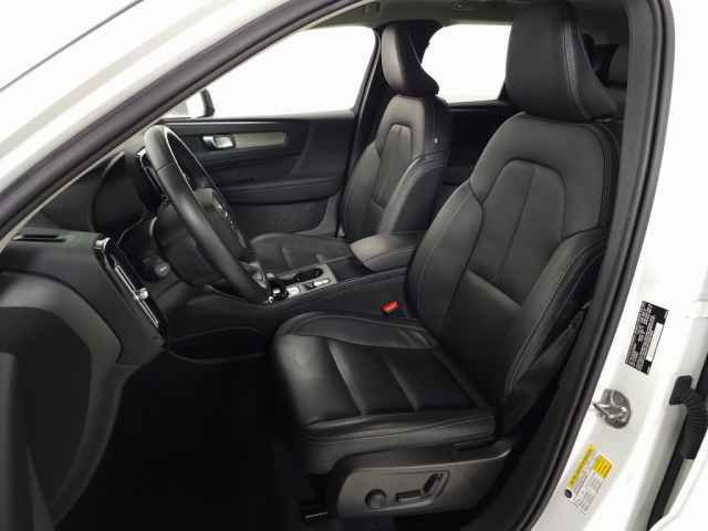 Certified 2025 Volvo XC40 B5 Core image 18