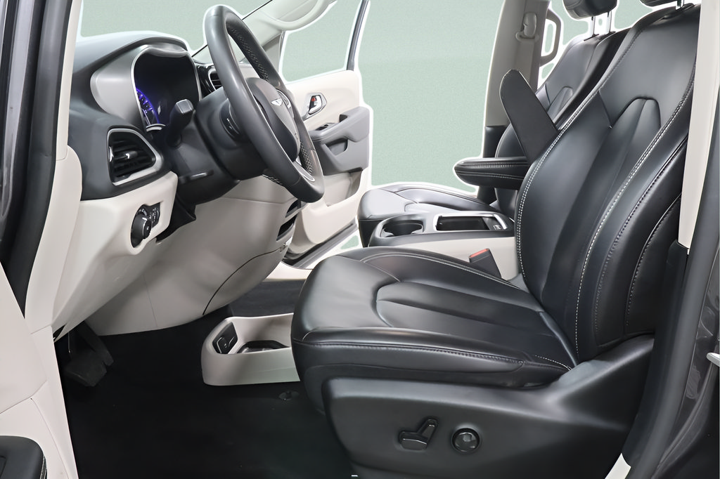 Used 2023 Chrysler Pacifica Touring-L FWD image 17
