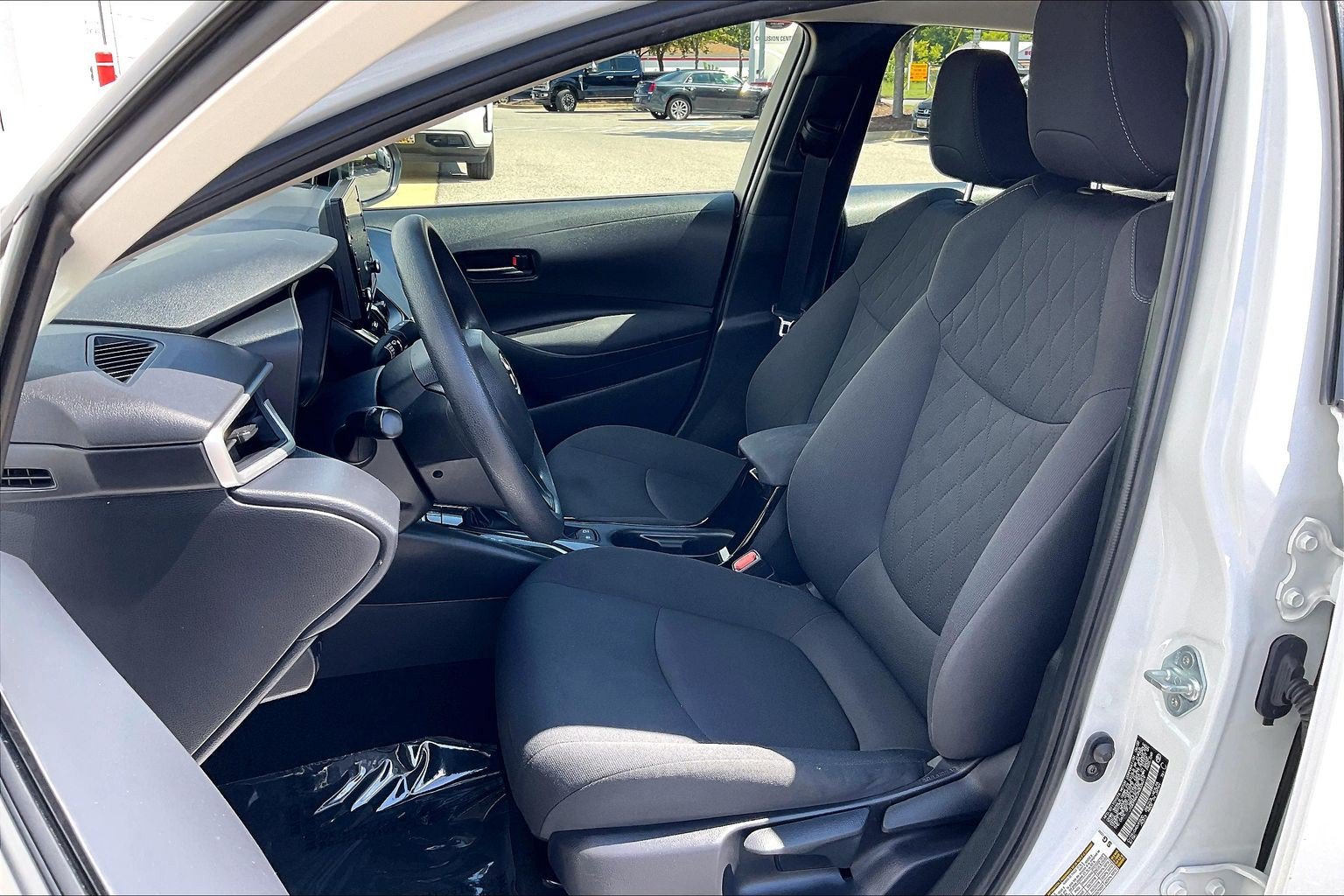 Used 2022 Toyota Corolla LE FWD image 28